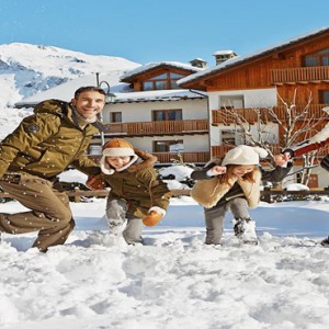 Nira Montana - Luxury Italy Holiday Packages - Family in snow