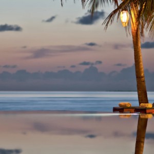 infinity pool 3 - the sun siyam iru fushi - luxury maldives holidays