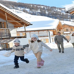 Pragelato Vialetta - Luxury Italy Holiday Packages - family in snow