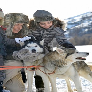 Pragelato Vialetta - Luxury Italy Holiday Packages - family with dogs in snow