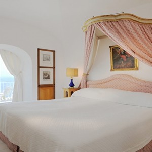 Le Sirenuse - Luxury Italy holiday Packages - Sea view bed