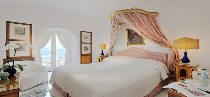 Le Sirenuse - Luxury Italy holiday Packages - Sea view bed
