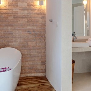 Sun Aqua Vilu Reef - Luxury Maldives holiday Packages - Beach villa bathroom