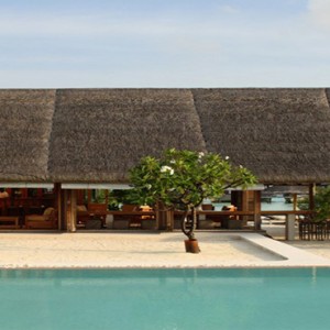 luxury maldives holiday packages COMO cocoa island pool