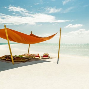 luxury maldives holiday packages COMO cocoa island picnic