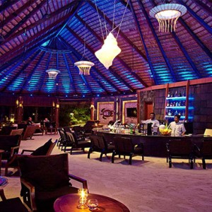 luxury maldives holiday packages - komandoo island - bar