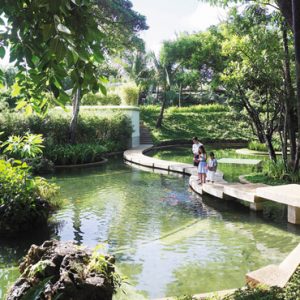 Luxury Philippine Holiday Packages Shangri Las Boracay Bar Resort And Spa Fish Feeding