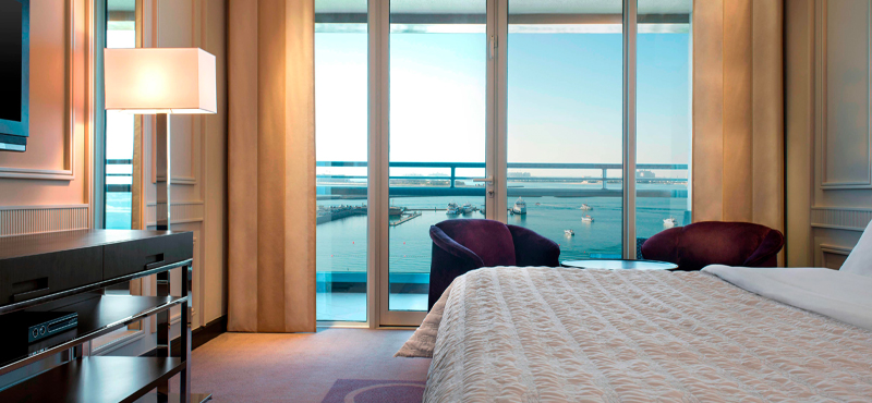 Luxury Dubai Holidays Le Meridien Mina Seyahi Deluxe Room Skyline View Guest Room, 1 King