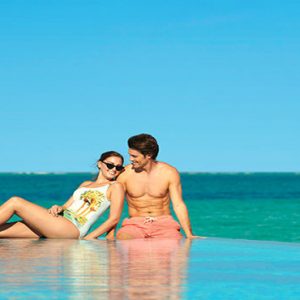 Luxury Maldives Holidays Fairmont Maldives Sirru Fen Fushi Couple At Infinity Pool